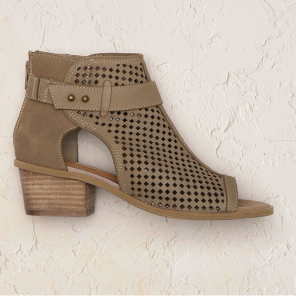 Coldwater Creek Tan Ankle Booties